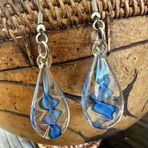 Clear blue design teardrop earrings